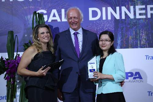  Đại diện hãng (bên phải) nhận giải thưởng "Hãng hàng không của năm tại khu vực châu Á - Thái Bình Dương" từ CAPA. Ảnh: VNA.
